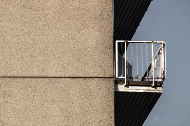 Završena drama u Loznici: Muškarac pretio da će da skoči sa zgrade, sve prenosio uživo na fejsu i ponavljao OVE REČI!