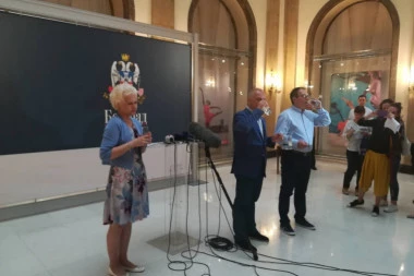 VESIĆ PIO VODU DA DOKAŽE ISPRAVNOST: Društvenim mrežama kruže laži!