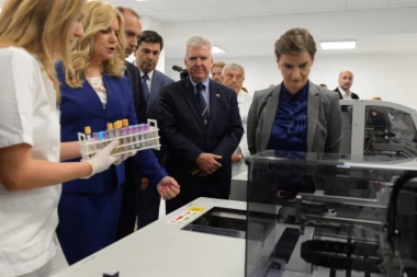 (FOTO) JEDNA OD PET NAJMODERNIJIH NA SVETU: Lončar i Brnabićeva posetili novu laboratoriju u KC!