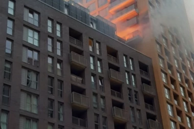 (VIDEO) ŠOKANTAN PRIZOR U LONDONU: Na godišnjicu požara u Grenfil kuli, ponovo GORI CEO SPRAT!