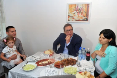 KRSTIĆI UGOSTILI VUČIĆA: Mladi bračni par zadovoljan uslovima rada u nemačkoj firmi