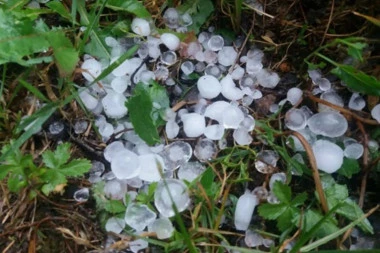 Snažno nevreme pogodilo Prijepolje! Grad veličine oraha padao 20 minuta