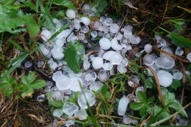 Snažno nevreme pogodilo Prijepolje! Grad veličine oraha padao 20 minuta