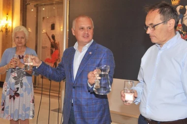 VESIĆ PORUČIO GRAĐANIMA: Ne nasedajte na provokacije, voda je bolja od mnogih flaširanih