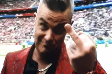 (VIDEO) SKANDAL NA OTVARANJU SP: Robi Vilijams pokazao srednji prst celom svetu!