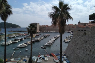 DUBROVNIK UNIŠTILI KRUZERI!