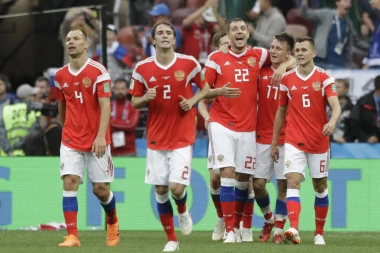 (FOTO) OVO ĆE IZLUDETI HRVATE: Bela mečka prognozira pobedu Rusije!