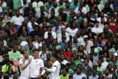 BIZARNO! Navijači iz Nigerije hteli da unesu kokoške na stadion!