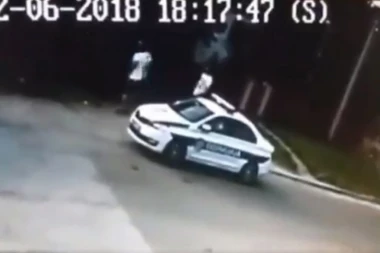 (VIDEO) Ovo je snimak BRUTALNOG NAPADA na policajca!