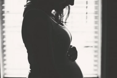 UŽAS NA NOVOM BEOGRADU: Pretučena trudnica, od zadobijenih povreda izgubila bebu!