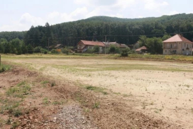 Nova afera u Paraćinu: Umesto završenog fudbalskog terena vrednog milione - GOMILA GOLE ZEMLJE?!