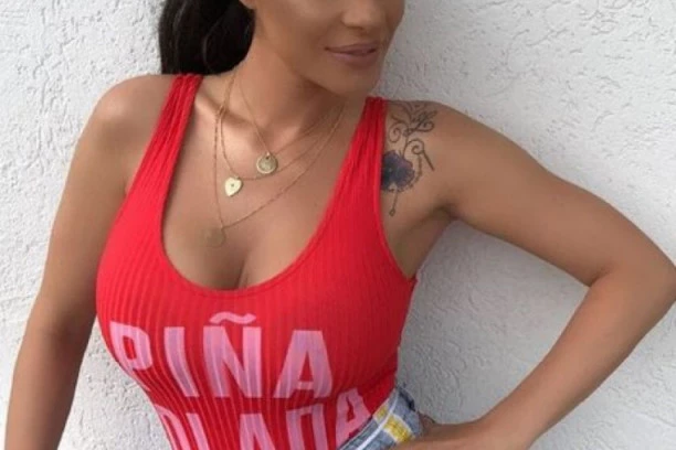 (VIDEO 18+) Golotinja usred šume: Isplivali rani radovi Mie Borisavljević!