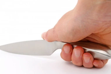 Bizaran incident u Subotici: Advokatica pokušala da ubije klijenta, napala ga nožem!