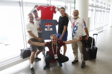 (VIDEO) Fudbal nas sve zbližava: NAVIJAČI SRBIJE I KOSTARIKE ZAJEDNO NAVIJAJU