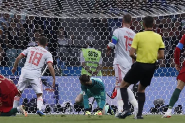 DE HEA, KARIJUSE! Navijači se sprdaju sa španskim golmanom!