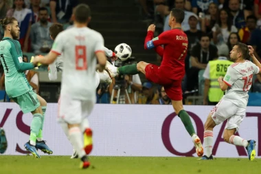 POČELO JE: Ronaldo je bacio rukavicu u lice Mesiju