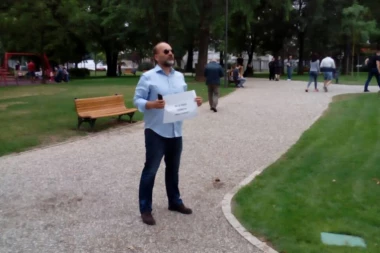 JANKOVIĆ SAM KO PANJ NA PROTESTU PROTIV VUČIĆA