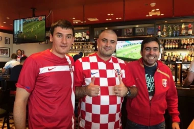 E, TO JE FUDBAL: Navijači Hrvatske i Srbije zagrljeni u Moskvi