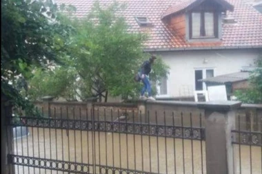 (VIDEO) PAKAO U BEOGRADU: Sve je pod vodom, kanalizacija se izliva, LJUDI HODAJU PO OGRADAMA!