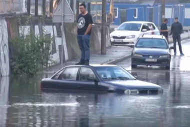 SPREMITE SE, NEVREME NE POSUSTAJE: Oluje i pljskovi biće cele nedelje!