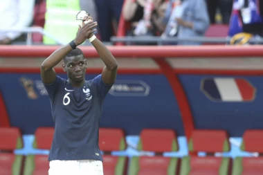 (VIDEO) Da li je realno? Pogbu gađali loptom tokom intervjua, a on šmekerski reagovao!