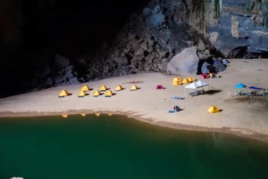 (VIDEO) ZA NEVERICU: Slučajno snimio RUPU u zemlji, a onda je POGLEDAO ŠTA SE NALAZI U NJOJ!