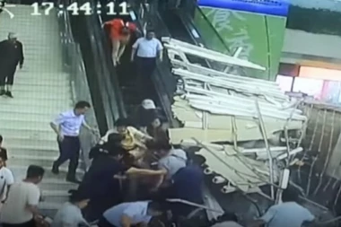 (VIDEO) PLAFON SE SRUČIO NA TURISTE U KINI: Ljude vadili ispod ruševina