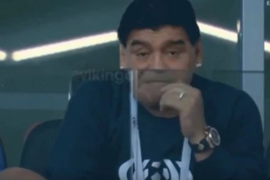 (FOTO) On nikada ne miruje: MARADONA VODI NAVIJANJE PROTIV HRVATA!
