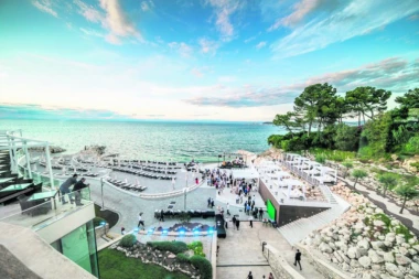 KOSTIĆ ULOŽIO 500.000 EVRA ZA IZGRADNJU PLAŽE U ISTRI