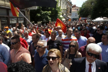 HAOS ISPRED SOBRANJA: Šok bombama na policiju, suzavcem na demonstrante