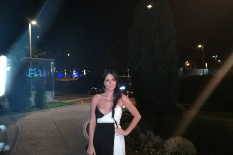Anastasija je, kao i uvek, izgledala zanosno u dugoj crno-beloj haljini