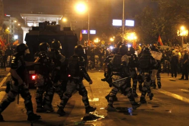 (FOTO) HAOS U SKOPLJU: Sedam policajaca povređeno u sukobu sa protestantima, 25 PRIVEDENIH!