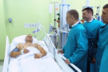 HRABRI NIŠKI POLICAJAC SPREČIO MASAKR: Goloruk na automatsku pušku!