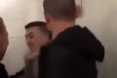 (VIDEO) NEVIĐENO VRŠNJAČKO NASILJE: Tukli druga jer nije znao četničku pesmu