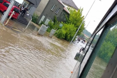(FOTO, VIDEO) NEVREME OPET TAMANI SRBIJU: U Rakovici POTOP, železnička stanica PUNA VODE!