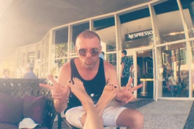 Plavooka lepotica: SIMON DE KARIĆ POKAZAO NOVU DEVOJKU!