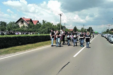 Sahranjeno četvoro nastradalih u sudaru kod Čačka: SINOVI, GDE ĆETE, NE OSTAVLJAJTE NAS