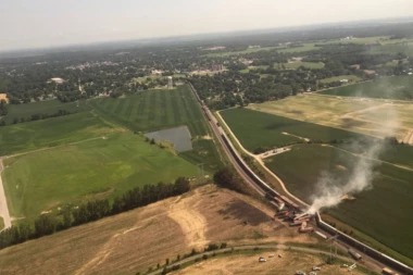 (FOTO, VIDEO) VOZ ISKOČIO IZ ŠINA PA SE VAGONI ZAPALILI!