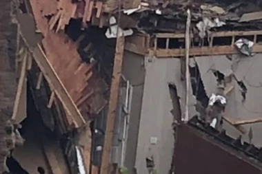 (VIDEO) HOROR: Oluja srušila celu zgradu, žena bila zarobljena u ruševinama!