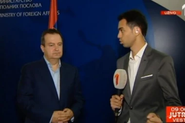 DAČIĆ SLAVI 25 GODINA BRAKA: Evo kako su ga novinari obradovali