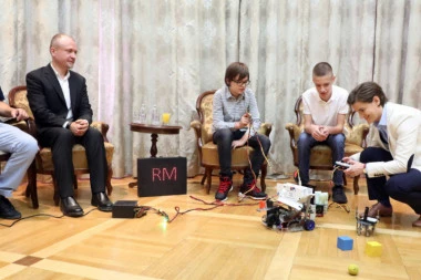 (FOTO) Genijalni dečaci oduševili premijerku svojim robotom!