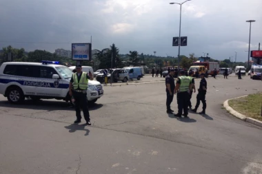 TOTALNI KOLAPS NA AUTOKOMANDI: Sudarili se tramvaj i auto!