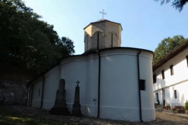 SVETA VODA IZ OVOG SRPSKOG MANASTIRA ČINI ČUDA