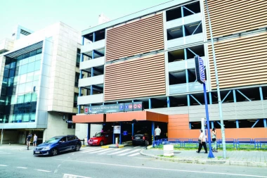 Nesvakidašnja tuča ispred garaže u Beogradu: VOZAČU ODGRIZAO UVO ZBOG PARKING-MESTA!