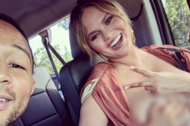 Žena poznatog pevača DOJI LUTKU PORED ROĐENE DECE!