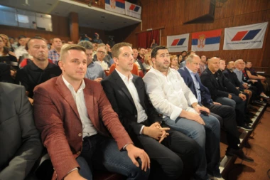 SKUP NAPREDNJAKA U PARAĆINU, VUČIĆ IM SE OBRATIO TELEFONOM: SNS da stane na put bahatoj vlasti