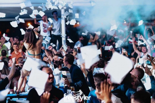 ALO, GDE JE MOZAK!? Ugostitelji širom Srbije pozivaju na slavlje za doček Nove godine uprkos koroni, cene kuća za noć i do 700 evra!