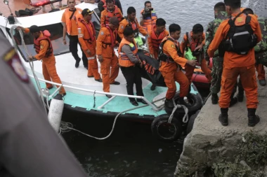 STRAŠNA TRAGEDIJA: 180 ljudi nestalo nakon potapanja trajekta!
