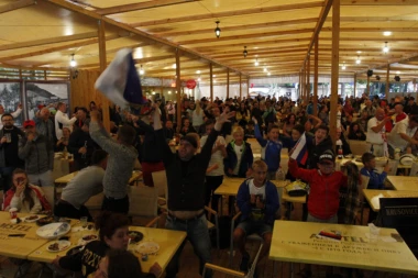 (FOTO, VIDEO) Evo kako je izgledala fan zona "orlova" u Svetlogorsku tokom meča Rusija - Egipat