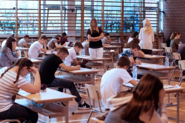 (FOTO) UČITELJICA UPOZORILA RODITELJE SUBOTIČKE ŠKOLE: Misteriozni beli kombi vreba đake